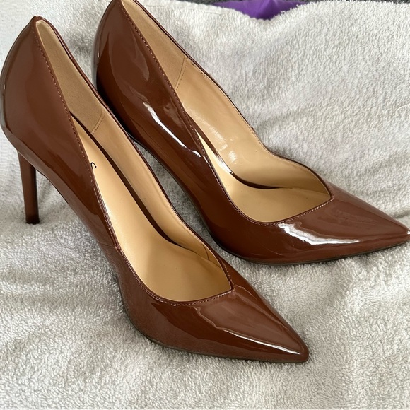 (NWOT) GUESS Shinny Heels - Picture 2 of 9